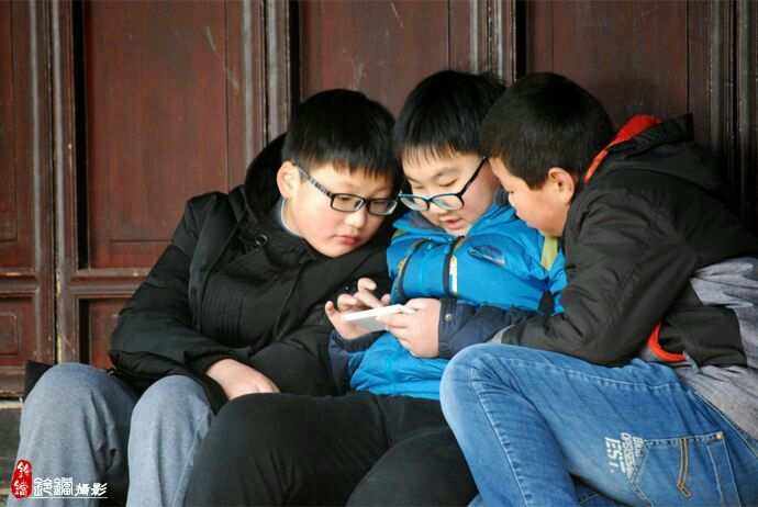 关于学生玩手机新闻青少年熬夜玩手机猝死案例